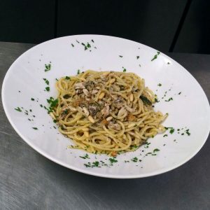 Spaghetti con acciughe, briciole croccanti, finocchietto e pinoli